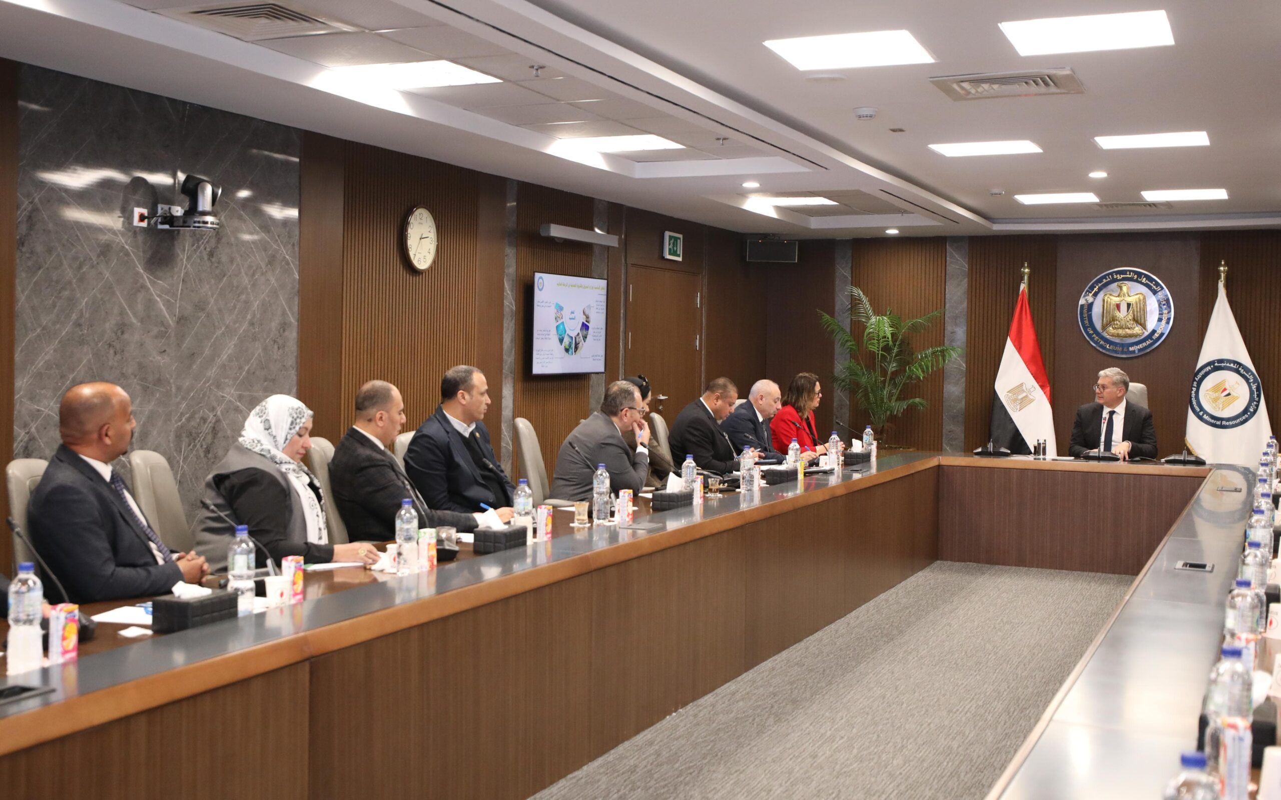 كريم بدوى يلتقي مع أعضاء مجلسى النواب والشيوخ من كوادر قطاع البترول للاستفادة من الأفكار البرلمانية