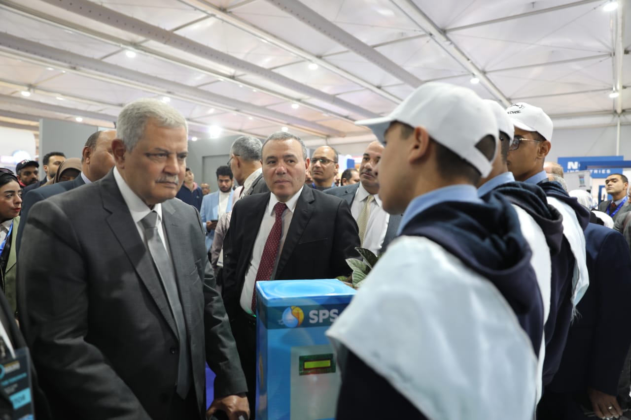 رئيس الشركة القابضة لمياه الشرب والصرف الصحي يشيد بابتكارات طلاب المدرسة الفنية خلال معرض IWWI 