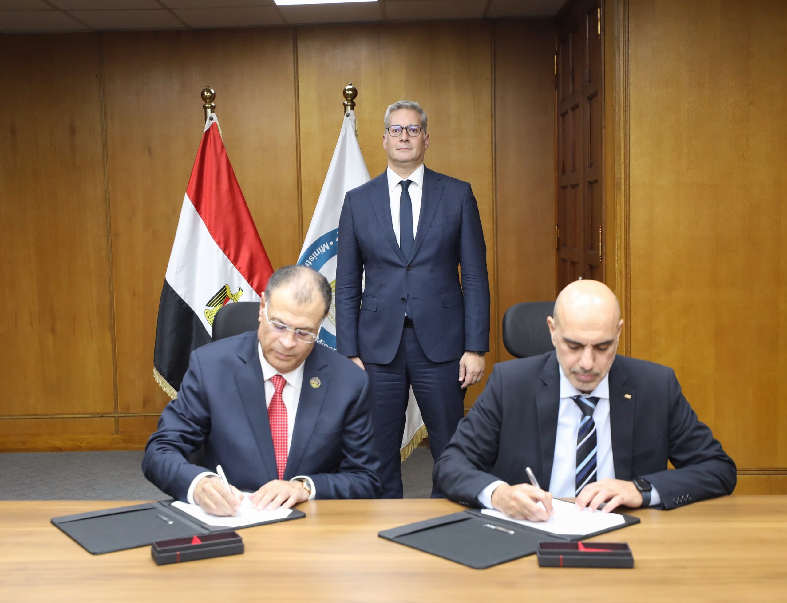  كريم بدوي يشهد توقيع ثلاث اتفاقيات استراتيجية لتطوير مصانع أبوقير للأسمدة وتعزيز كفاءة الطاقة والأستدامة