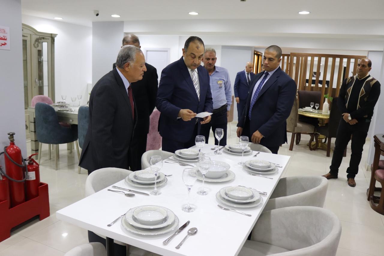 وزير قطاع الأعمال يتفقد فرع “عمر أفندي” بميدان روكسي بعد تطويره