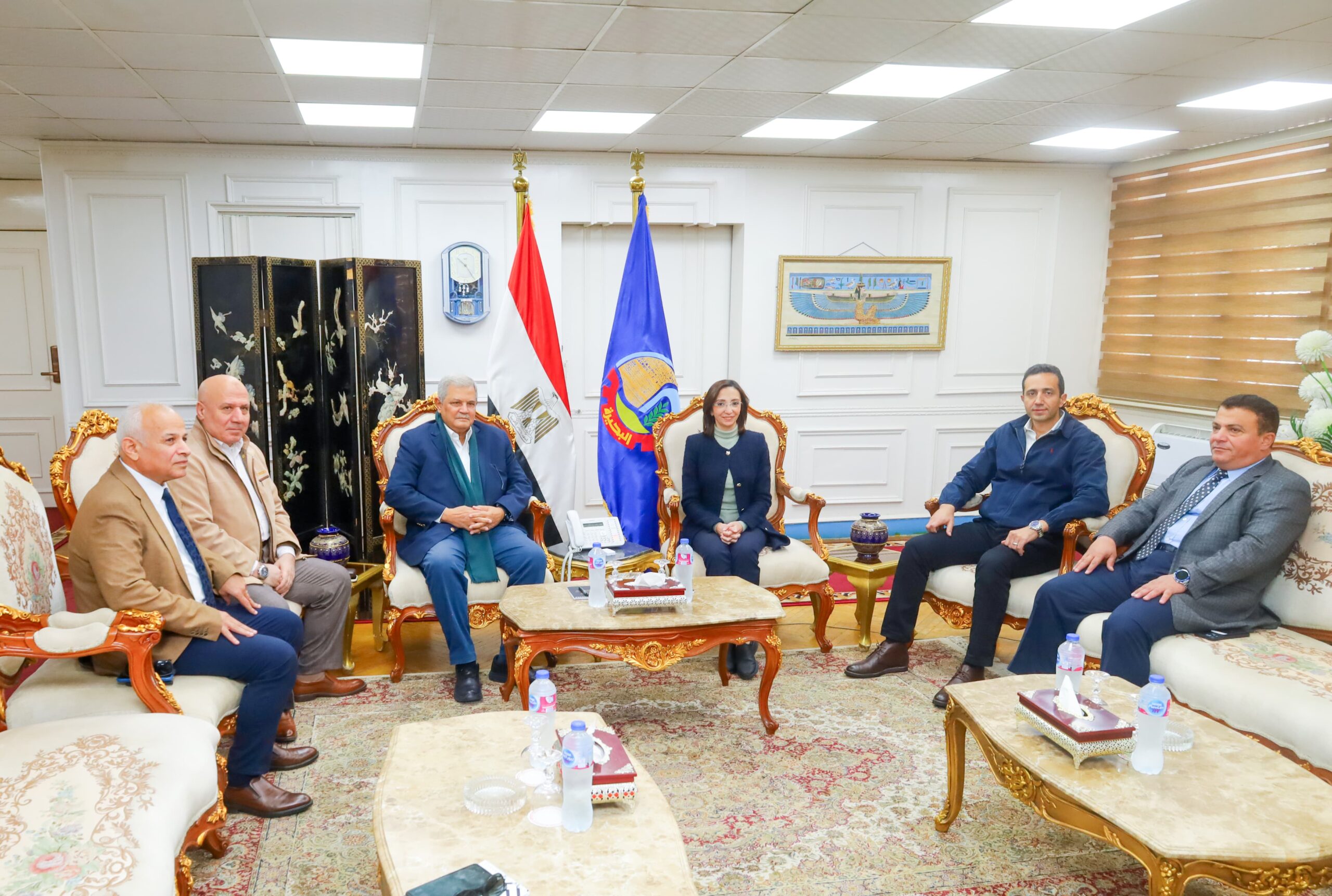 محافظ البحيرة تتابع جهود تحسين خدمات مياه الشرب والصرف الصحى مع قيادات الشركة القابضة