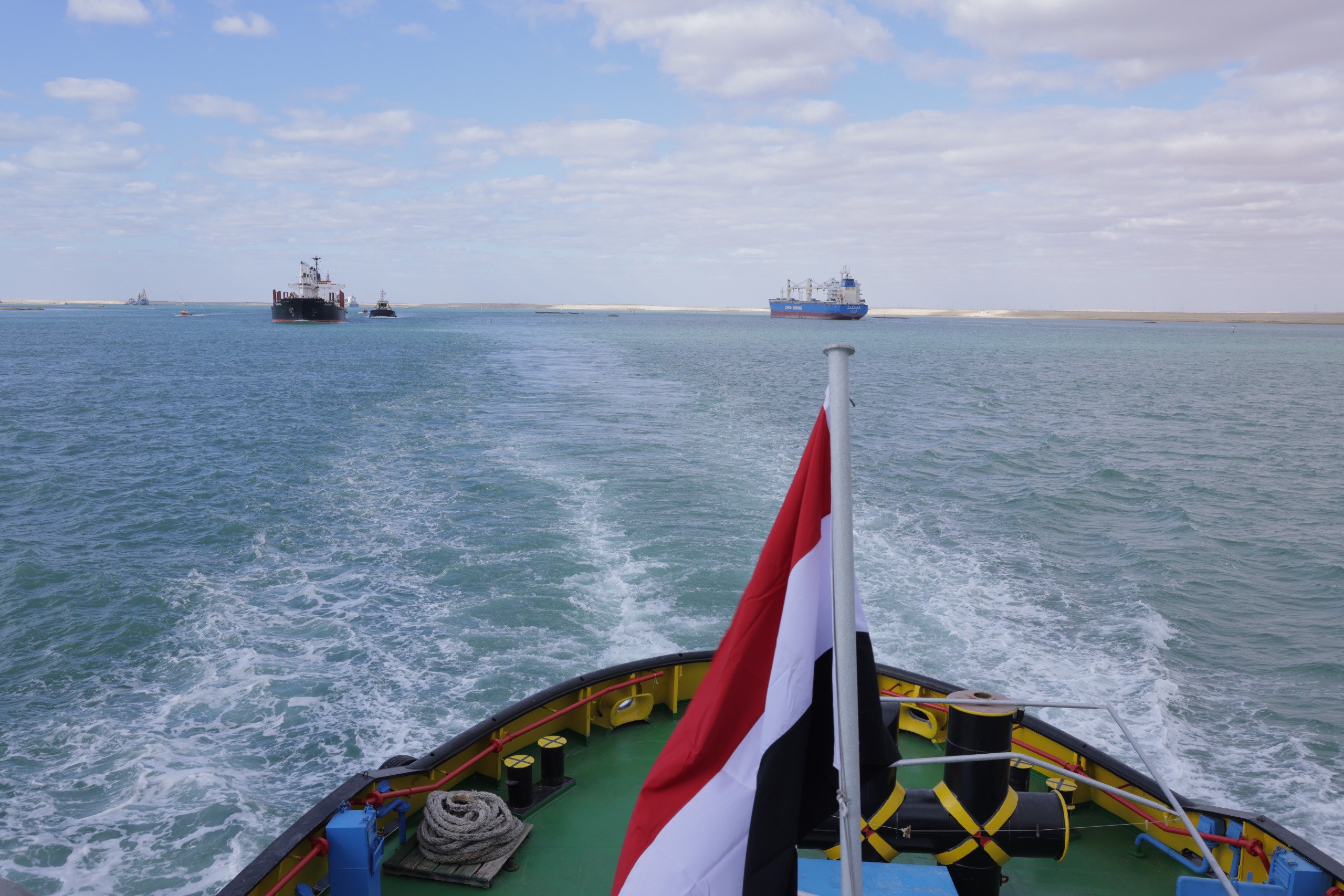 مشروع ازدواج قناة السويس في البحيرات المرة الصغرى ينجح بعبور سفينتين بالمجرى الجديد