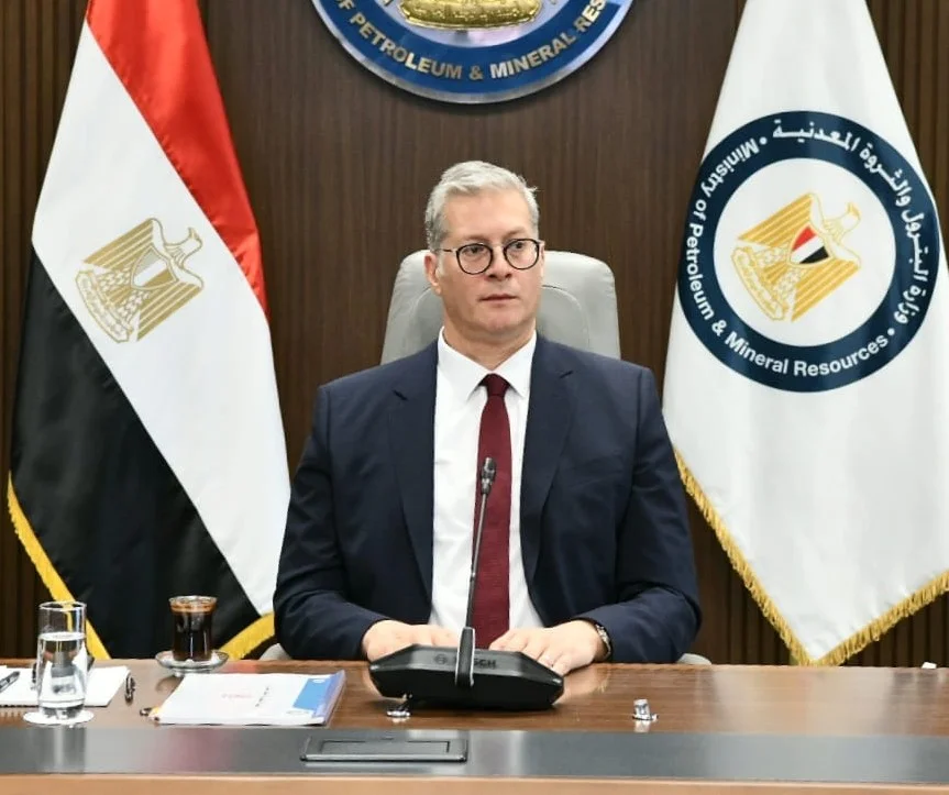 كريم بدوي يصدر قرارا بتكليف كودار شابة للعمل بوحدتي الثروة المعدنية والتعاون الدولي