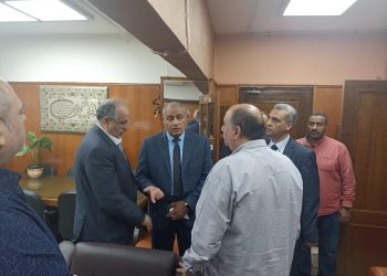 رئيس شركة شمال القاهرة لتوزيع الكهرباء يقوم بمرور مفاجئ بديوان الشركة لتفقد انتظام سير العمل