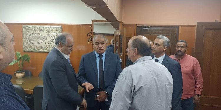 رئيس شركة شمال القاهرة لتوزيع الكهرباء يقوم بمرور مفاجئ بديوان الشركة لتفقد انتظام سير العمل