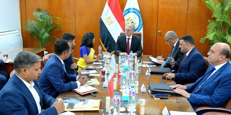 وزير البترول يبحث مع وفد هندي رفيع المستوى تعزيز التعاون في البتروكيماويات والأسمدة والتعدين