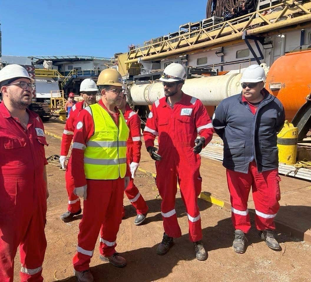 رئيس شركة خدمات البترول البحرية يتفقد أعمال تركيب جاكت منصة WEB Offshore بحقل غاز غرب البرلس