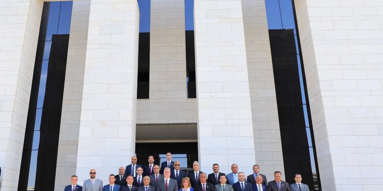 وزير البترول يشيد بجهود العاملين ويستعرض استراتيجية الوزارة خلال لقاء مع قيادات النقابة