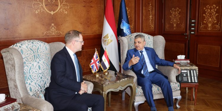 الفريق أسامة ربيع يبحث سبل التعاون المشترك مع السفير البريطاني