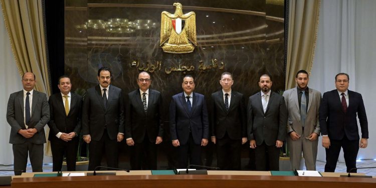 رئيس الوزراء يشهد توقيع اتفاق تأسيس شركتين لإنتاج ألياف الفيبربوليستر واللباد الصناعي عبر إعادة تدوير المخلفات البلاستيكية ومخلفات الأقمشة
