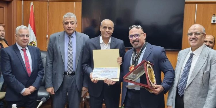تكريم خاص للاعب شركة الإسكندرية لتوزيع الكهرباء لحصوله على الميدالية الذهبية فى بطولة كأس العالم للقوى البدنية
