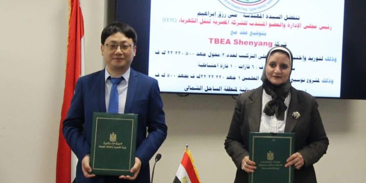 “المصرية لنقل الكهرباء” توقع عقد توريد محولين لمحطة العلمين