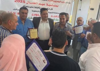 حزب الأحرار المصريين بالخانكة يحتفل بعيد العمال مع اللجان النقابية بالشركات