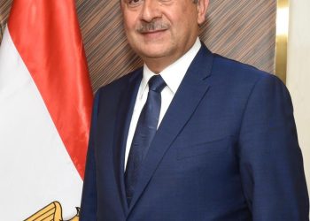 وزير قطاع الأعمال يهنئ العاملين بالمصانع والشركات التابعة للوزارة بمناسبة عيد العمال
