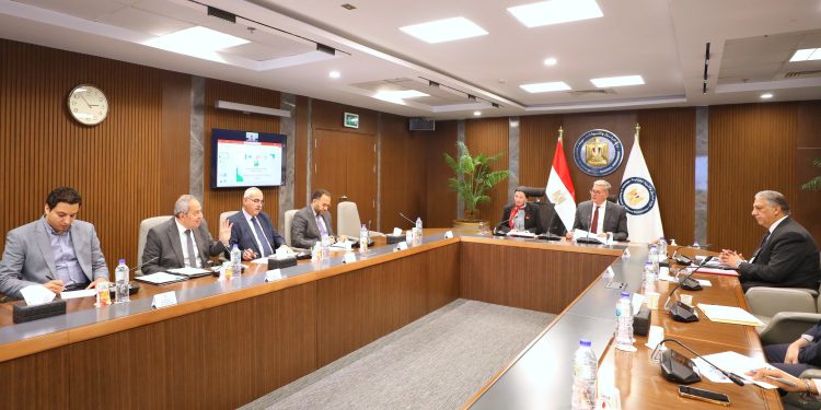 وزيرا البترول والبيئة يناقشان سبل خفض الإنبعاثات الكربونية في مصر 