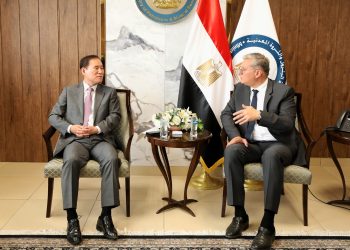 كريم بدوي يبحث مع مؤسسة البترول الوطنية الكورية فرص الاستثمار في قطاع الطاقة