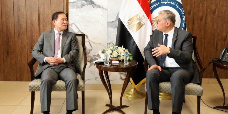 كريم بدوي يبحث مع مؤسسة البترول الوطنية الكورية فرص الاستثمار في قطاع الطاقة