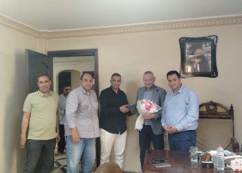 احتفالا بعيد العمال.. مدير عام الشباب والرياضة بالقليوبية يهنيء عمال مصنع Zola للمستلزمات الطبية