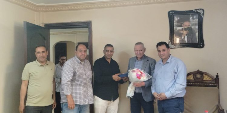 احتفالا بعيد العمال.. مدير عام الشباب والرياضة بالقليوبية يهنيء عمال مصنع Zola للمستلزمات الطبية