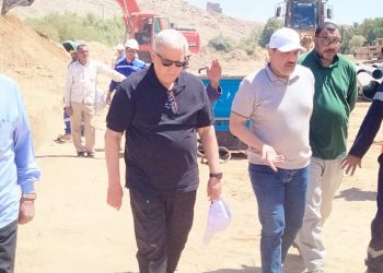رئيس الشركة القابضة يتفقد أعمال تجديد خط مياه الشرب المغذي لرافع الصداقة الجديد بأسوان