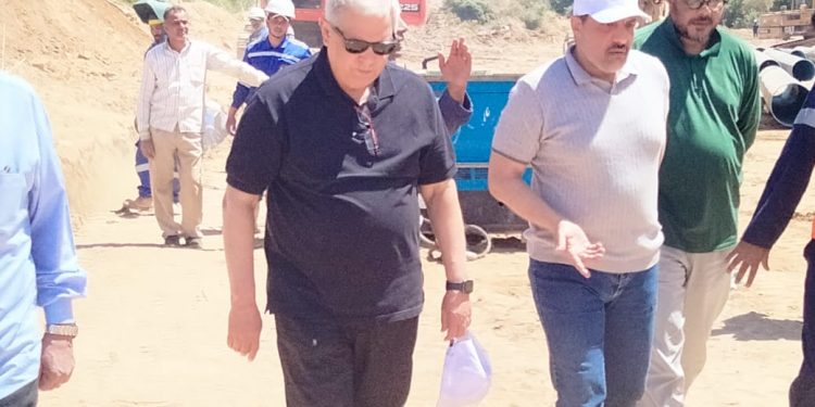 رئيس الشركة القابضة يتفقد أعمال تجديد خط مياه الشرب المغذي لرافع الصداقة الجديد بأسوان