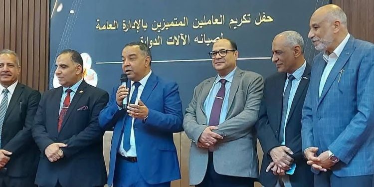 البتروكيماويات المصرية تكرم المهندس خالد زكي ليلوغه السن القانونية 