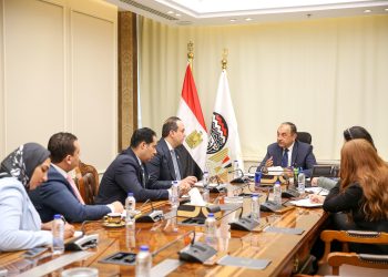 وزير قطاع الأعمال يبحث مع رئيس هيئة الرعاية الصحية تعزيز التعاون المشترك لدعم الصناعة الوطنية والتنمية المستدامة