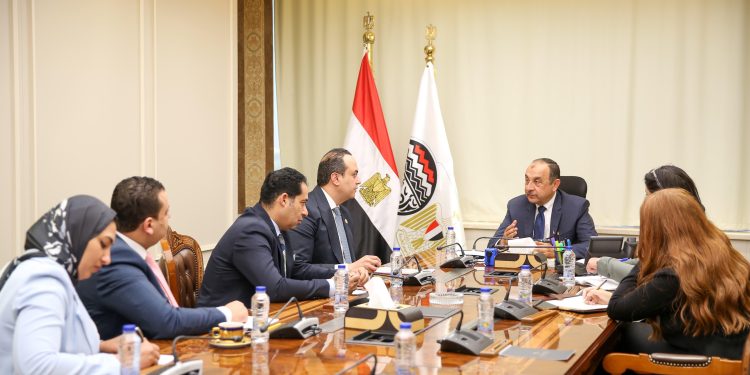 وزير قطاع الأعمال يبحث مع رئيس هيئة الرعاية الصحية تعزيز التعاون المشترك لدعم الصناعة الوطنية والتنمية المستدامة