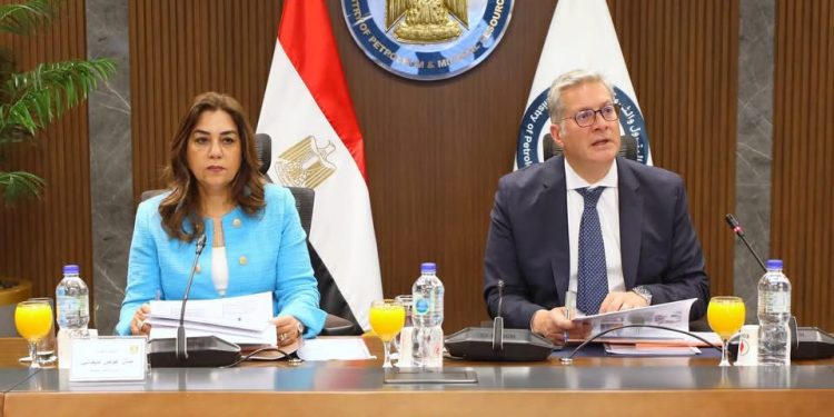 كريم بدوي خلال اجتماع مجلس إدارة هيئة البترول:  إجراءات جديدة لتكثيف أعمال البحث والاستكشاف وزيادة الإنتاج