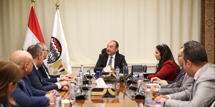 وزير قطاع الأعمال  يبحث مع مجموعة شاهينلر القابضة التركية فرص التعاون والاستثمار
