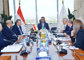 وزير التموين يبحث مع رئيس مجلس إدارة شركة الزيوت المستخلصة سبل تعزيز الإنتاج
