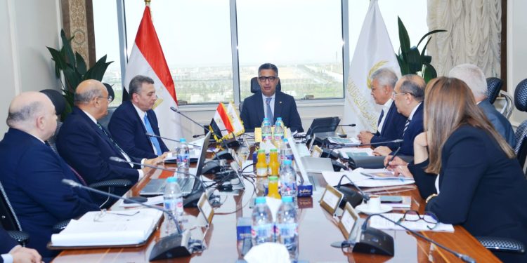 وزير التموين يبحث مع رئيس مجلس إدارة شركة الزيوت المستخلصة سبل تعزيز الإنتاج