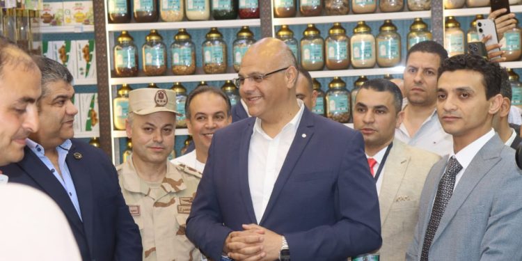 محافظ القليوبية يفتتح منافذ بيع جهاز مستقبل مصر للتنمية المُستدامة لتوفير السلع الغذائية بأسعار مُخفضة 