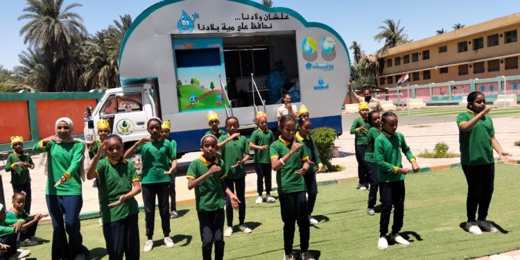 مياه أسوان تواصل حملات التوعية البيئية بمدارس المحافظة ضمن مشروع “صحتنا في بيئتنا”