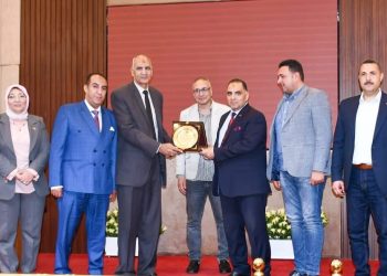 الكيميائى أحمد موقع يكرم العاملين المتميزين والإدارات العامة لاجتياز مراجعات الايزو