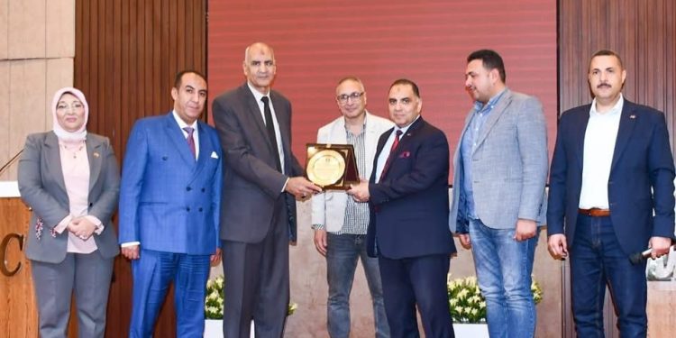 الكيميائى أحمد موقع يكرم العاملين المتميزين والإدارات العامة لاجتياز مراجعات الايزو