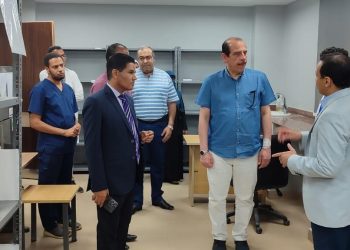 نائب وزير الصحة يشيد بأداء عدد من المنشآت الصحية بالأقصر ويحدد مهلة لتلافي السلبيات 