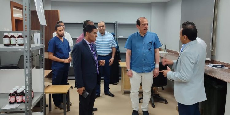 نائب وزير الصحة يشيد بأداء عدد من المنشآت الصحية بالأقصر ويحدد مهلة لتلافي السلبيات