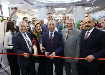 رئيس الأكاديمية يفتتح معرض الابتكارات الشبابية الذكية على هامش “آيكوميس 2025”