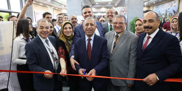 رئيس الأكاديمية يفتتح معرض الابتكارات الشبابية الذكية على هامش “آيكوميس 2025”