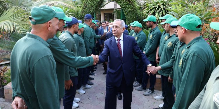 الدكتور إسماعيل عبد الغفار يتفقد مشتل الأكاديمية و يشيد بجهود العاملين في تنمية المساحات الخضراء