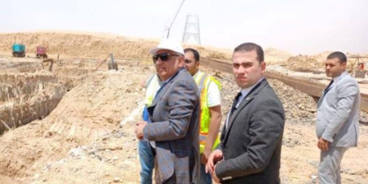 فى زيارة ميدانية مفاجئة.. وزير الكهرباء يتفقد مستجدات تنفيذ أعمال برجى عبور قناة السويس 