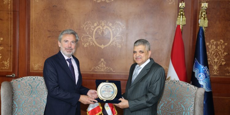 الفريق أسامة ربيع يبحث سبل التعاون المشترك مع السفير الإيطالي في مجال السياحة البحرية وإصلاح السفن