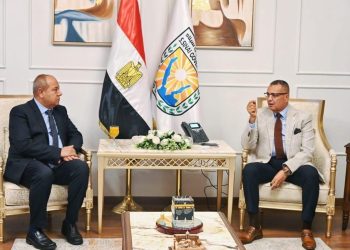 محافظ جنوب سيناء يبحث مع رئيس شركة القناة لتوزيع الكهرباء دعم مشروعات التنمية وتوصيل التيار للمناطق الحيوية