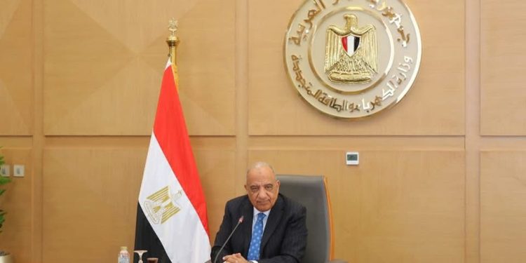 وزير الكهرباء يجتمع قيادات القطاع لمتابعة مشروعات دعم الشبكة القومية 