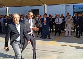 قيادات وموظفو EBank ينظمون ممرا شرفيا لتوديع محمد أبو السعود قبل توليه رئاسة البنك الزراعي