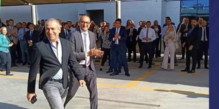قيادات وموظفو EBank ينظمون ممرا شرفيا لتوديع محمد أبو السعود قبل توليه رئاسة البنك الزراعي