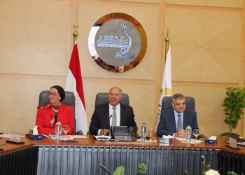 الفريق كامل الوزير يبحث آليات تقديم خدمة جمع المخلفات الصلبة من السفن العابرة لقناة السويس 