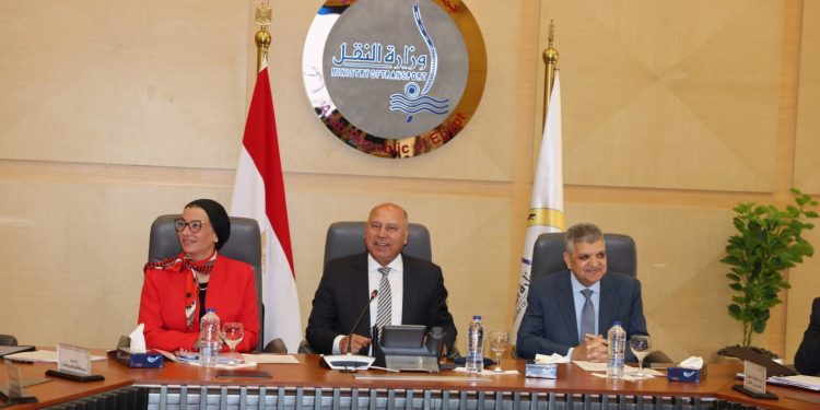 الفريق كامل الوزير يبحث آليات تقديم خدمة جمع المخلفات الصلبة من السفن العابرة لقناة السويس 