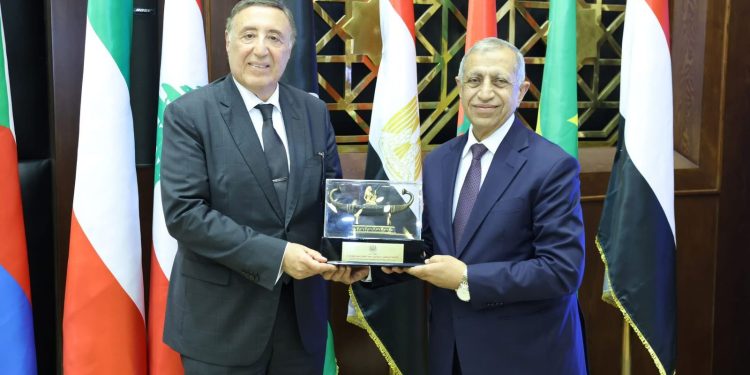 رئيس المحكمة الدستورية يشيد بدور الأكاديمية العربية في مجالات التعليم التدريب والبحث العلمي